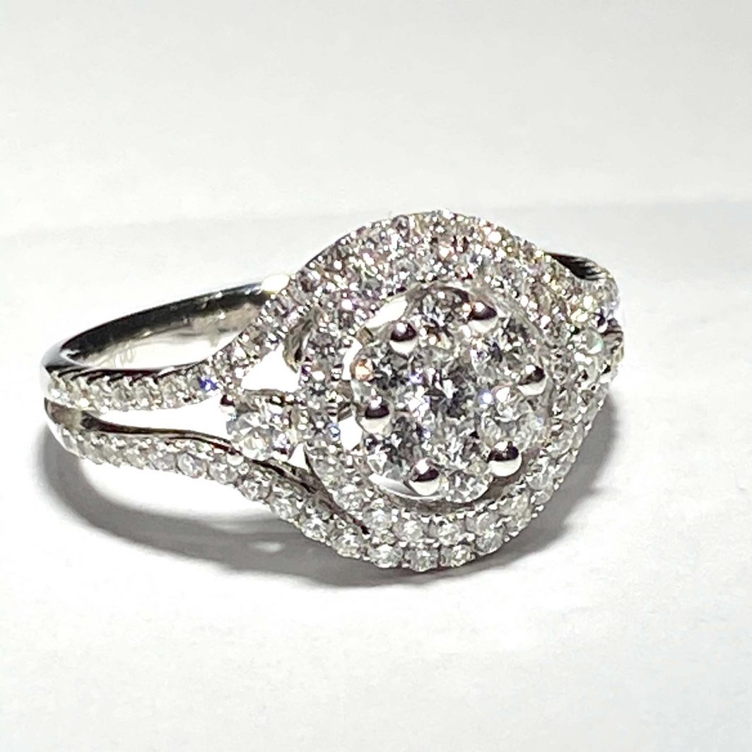 18K White Gold Lady's Diamond Ring